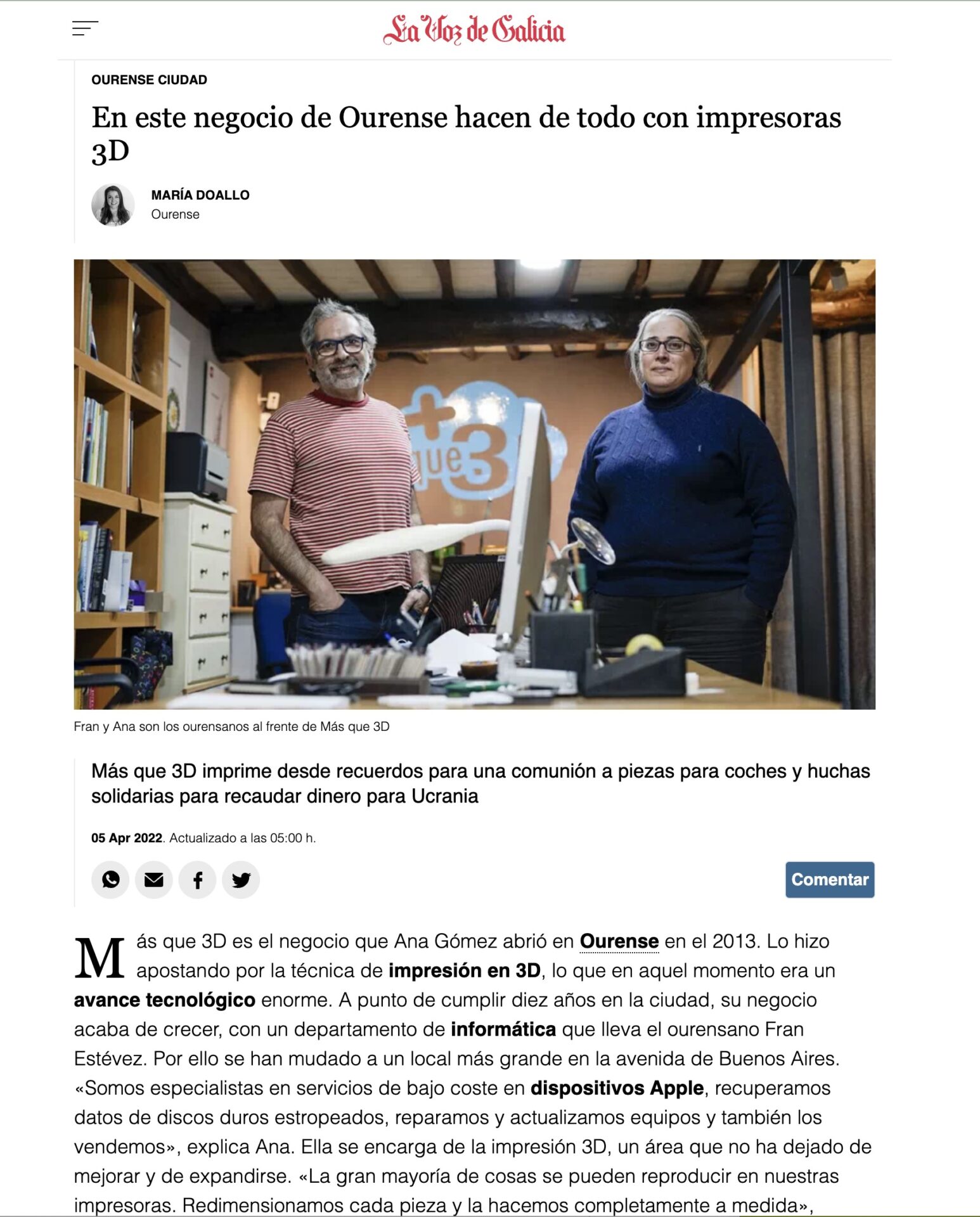 Recorte de prensa de La Voz de Galicia con fotografía de los dueños de Más que 3D
